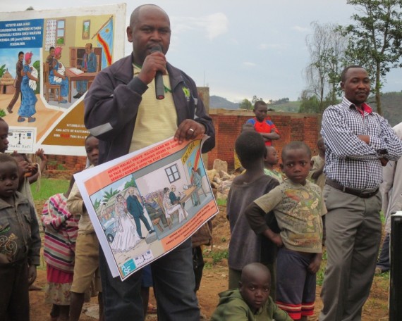 Sensibilisation avec affiche et microphone - ASF Goma