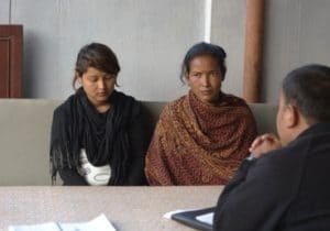 Malati Rajbanshi Lama – with daughter Jasmin Lama - brings her case to a legal aid clinic supported by ASF© @ASF – N. de Oliveira 20140422_webstory_nepal